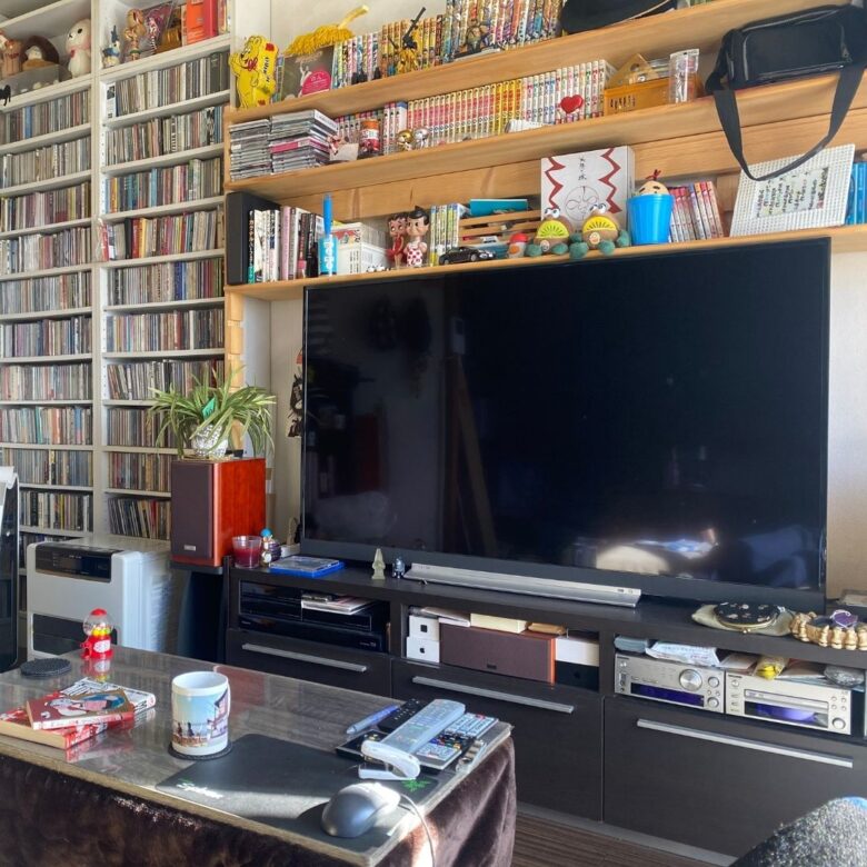 こたつでテレビをみながらマグカップでコーヒー=最高
