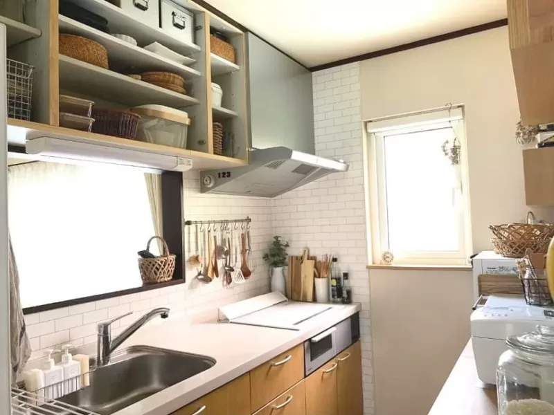 白×木目の明るいお台所｜色の統一で狭さを軽減したナチュラルキッチン