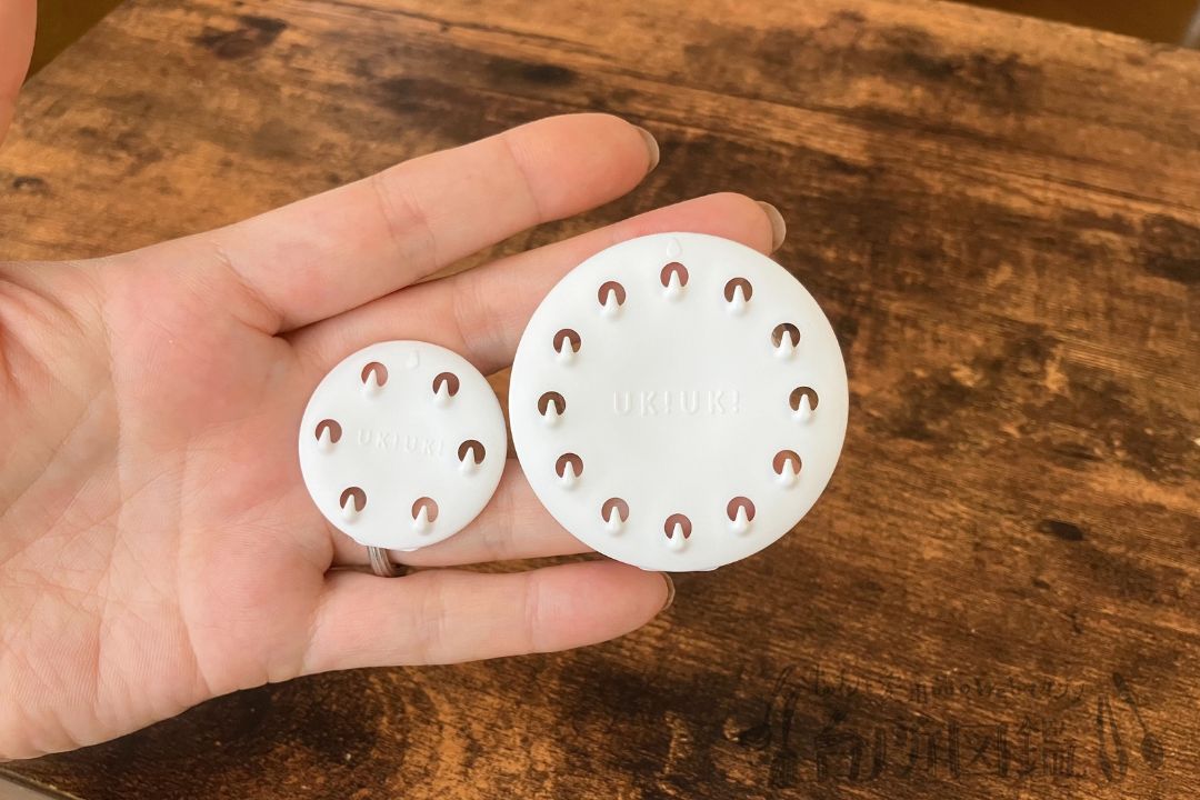 100均ダイソー版UKIUKIと通常版UKIUKIを手のひらに乗せてサイズを比較している様子