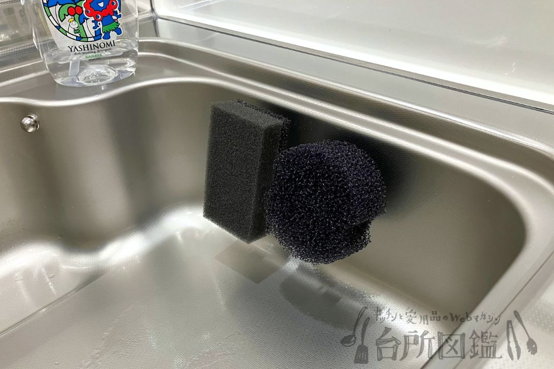 シンクに設置したダイソー「日本製速乾スポンジ」とセリア「水キレの良いキッチンスポンジ 粗目タイプ」