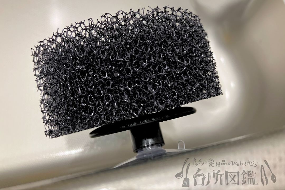 スポンジホルダーUKIUKIにスポンジを乗せて上から見たアップ写真