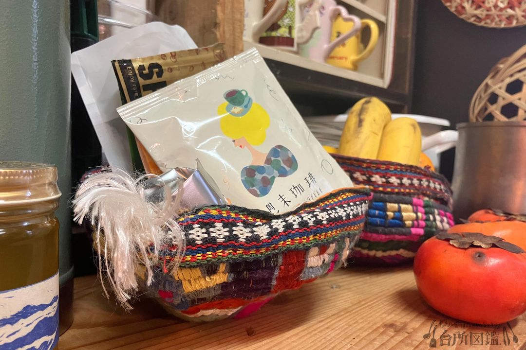 民芸品の帽子を収納かごとして物入れに活用している様子