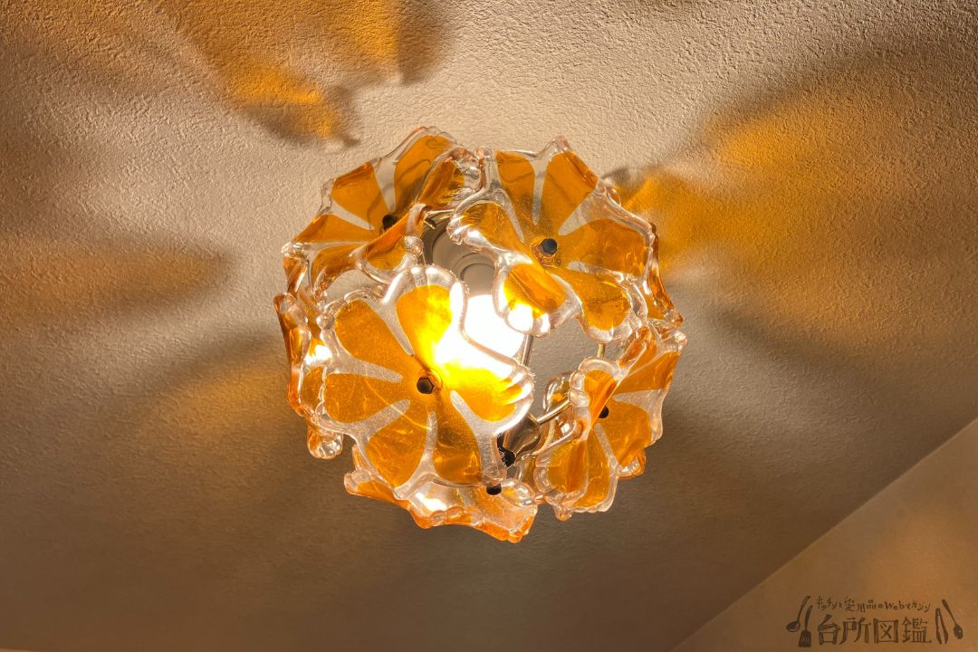 レトロな雰囲気のガラス製ペンダント照明