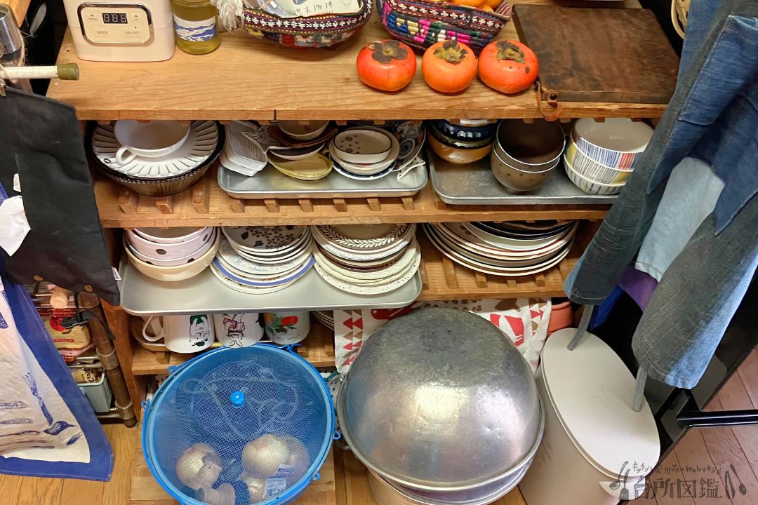 食器が積み重ねられたレトロなオープン棚