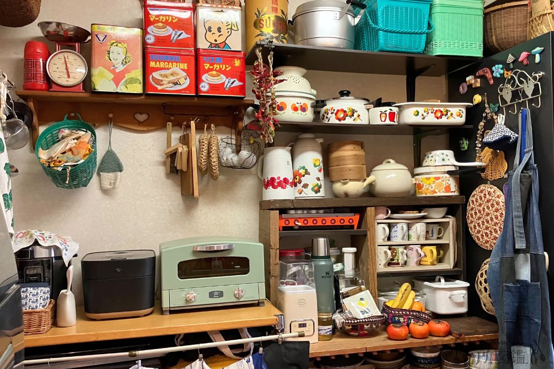 昭和レトロなキッチンにある飾り棚
