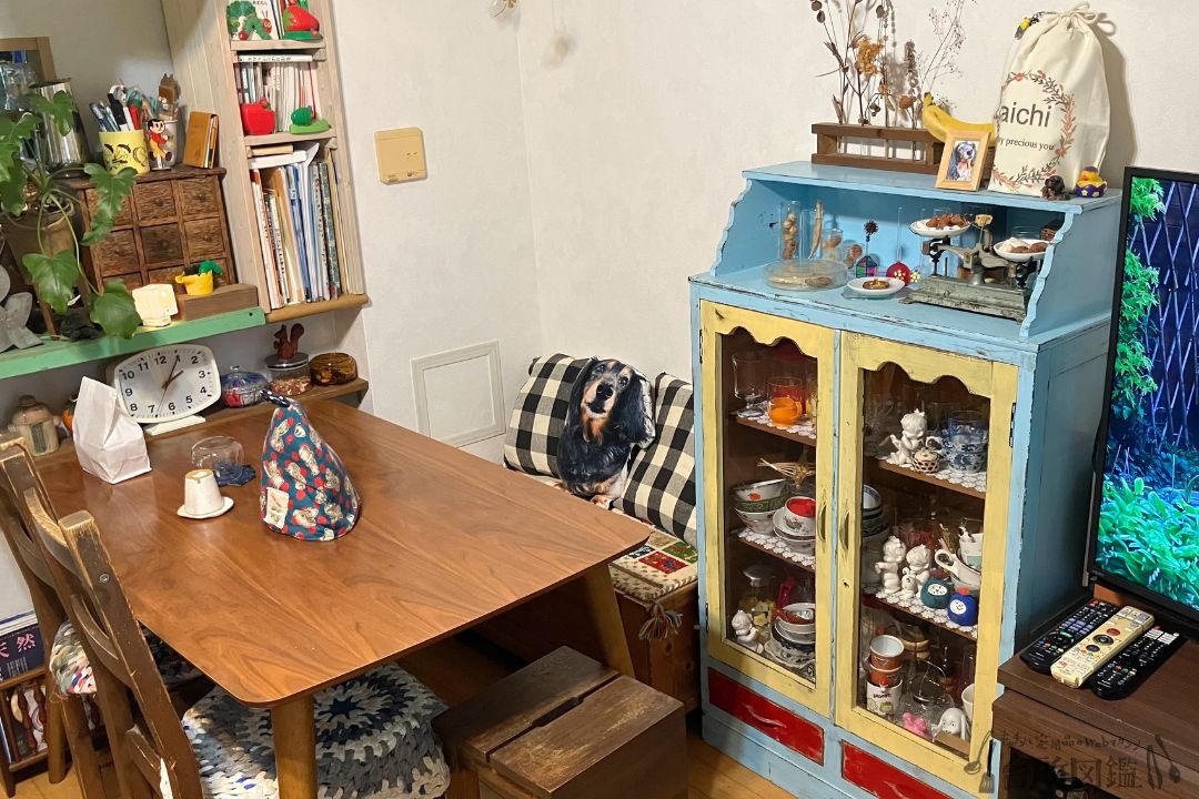 ビンテージの食器棚とダイニングセットのある空間