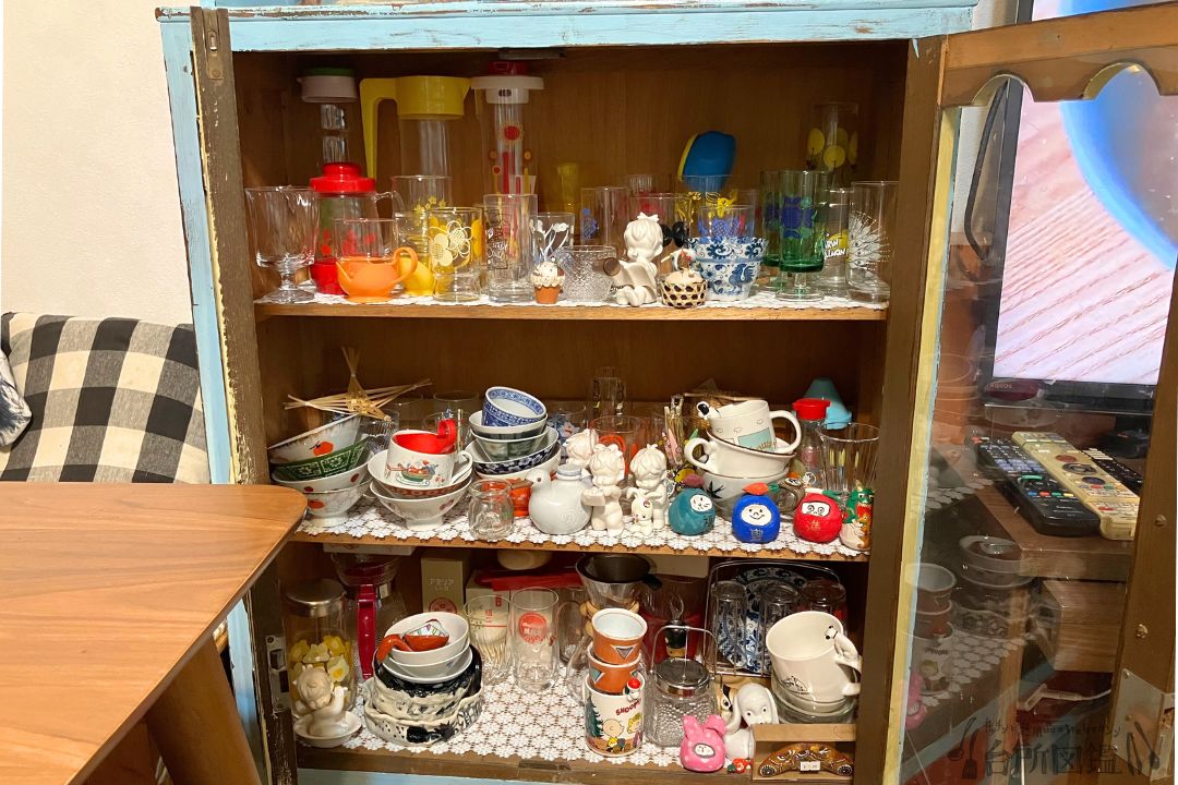 ビンテージの食器棚に並ぶレトロなグラス