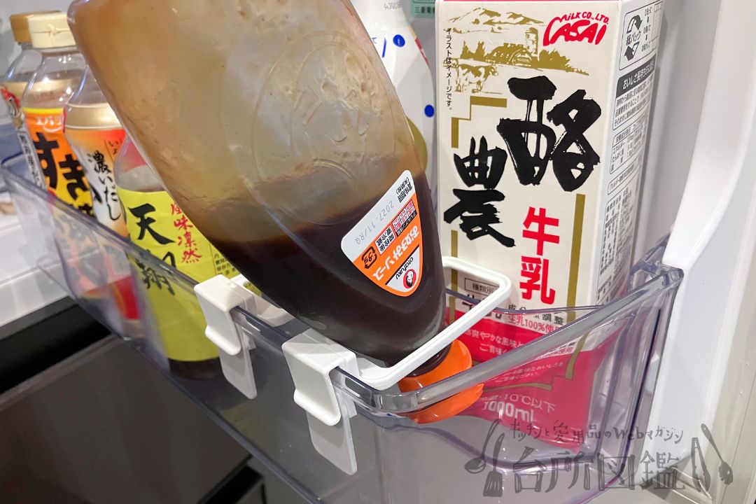 ダイソーの冷蔵庫ポケット仕切りにお好み焼きソースを収納してる様子（冷蔵庫収納グッズ）
