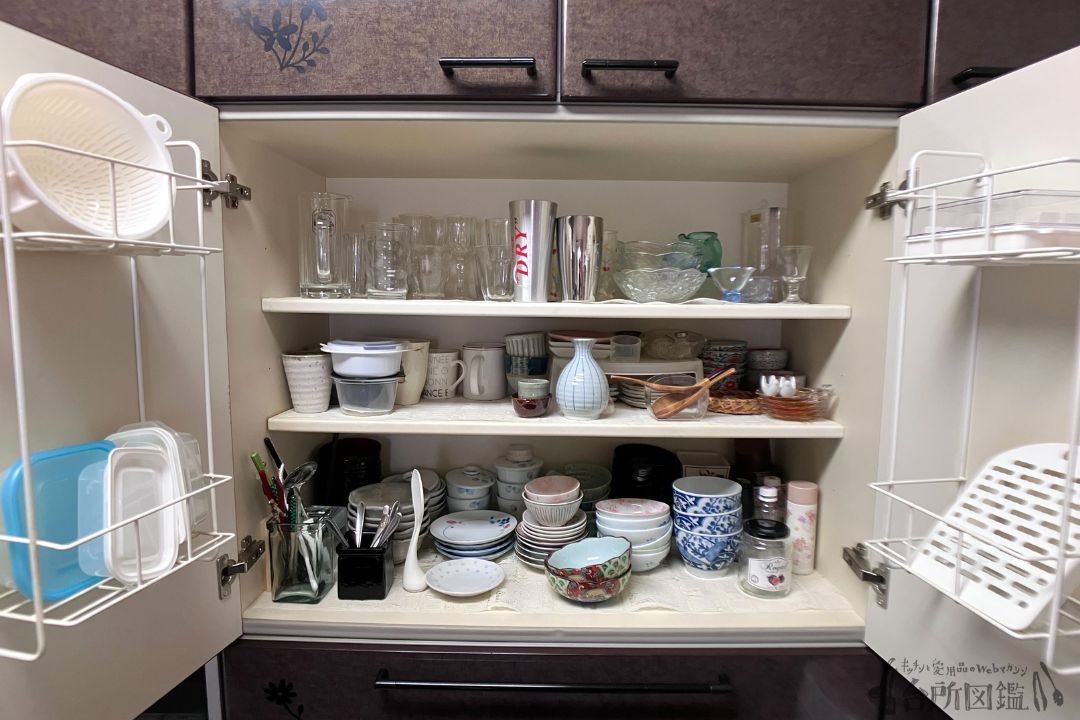 70代の家庭のキッチンの様子（食器収納）