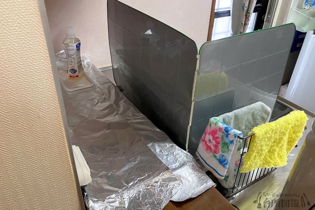 70代の家庭のキッチンの様子（コンロ周り）