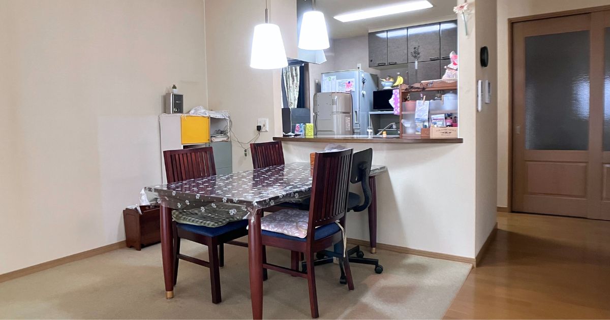 70代が使う一般的な家庭のキッチンの全体風景
