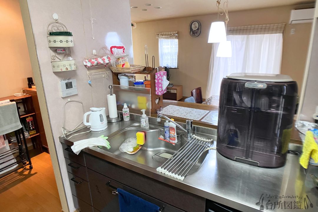 70代の家庭のキッチンの様子（シンクまわり）