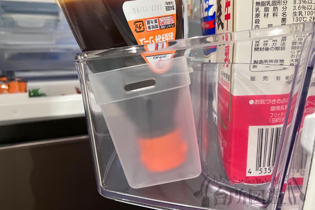 くつした整理カップSサイズにお好み焼きソースを入れてドアポケット横から見た様子（収納グッズ）