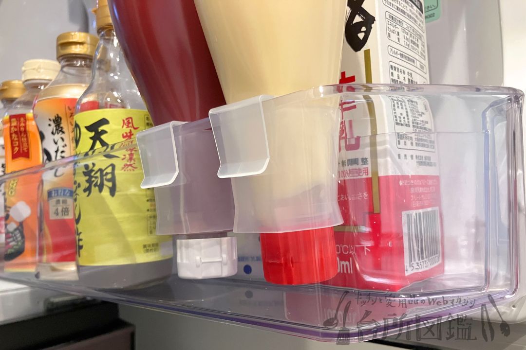 ダイソーのマヨケチャホルダーを冷蔵庫で使用してドアポケット下から見た様子（冷蔵庫収納グッズ）