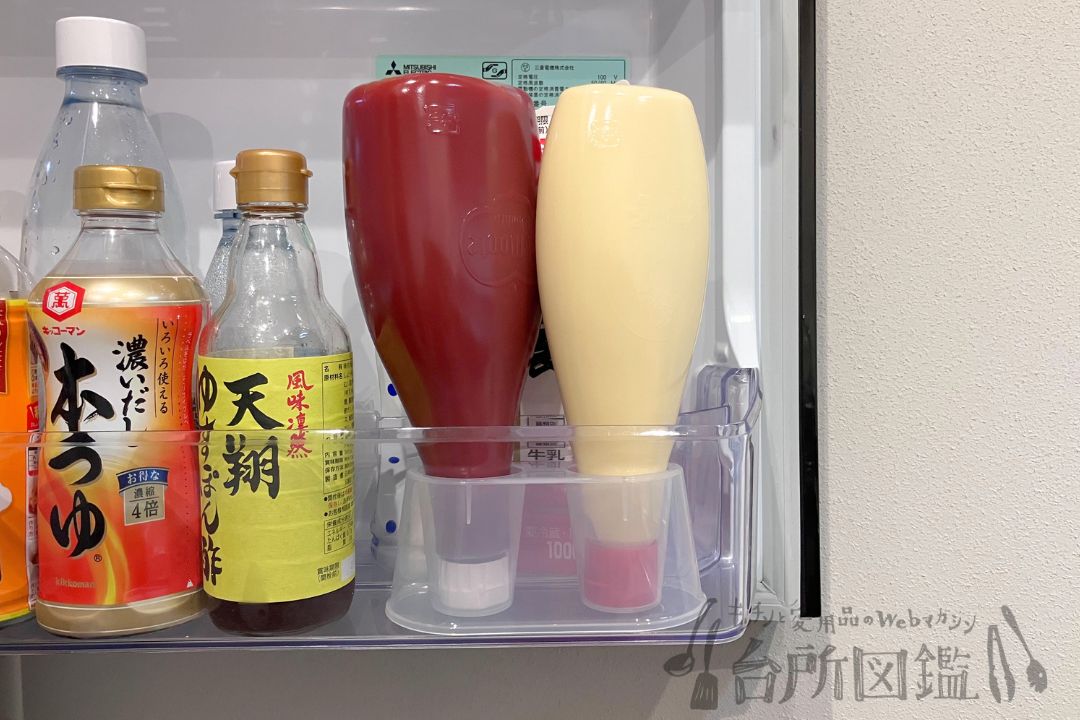 マヨネーズスタンドを実際に冷蔵庫で使用して正面から見た様子（冷蔵庫収納グッズ）