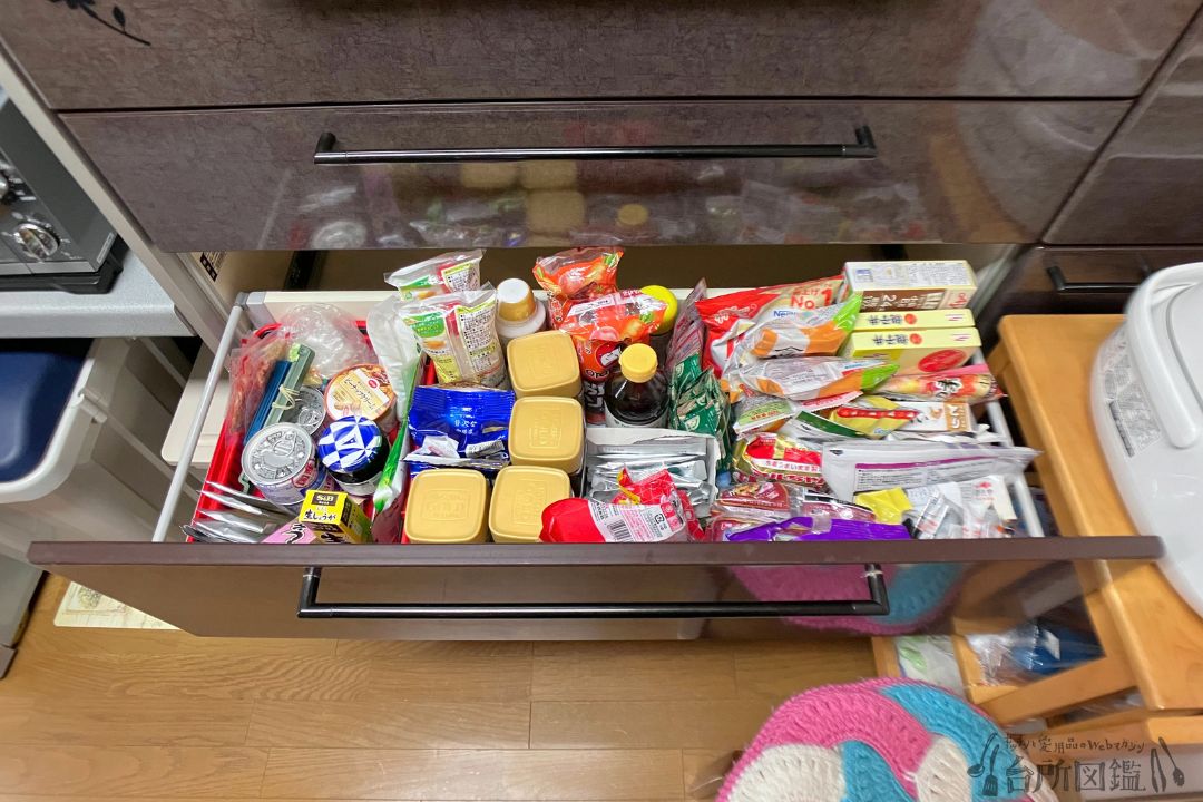 70代の家庭のキッチンの様子（食品ストック）