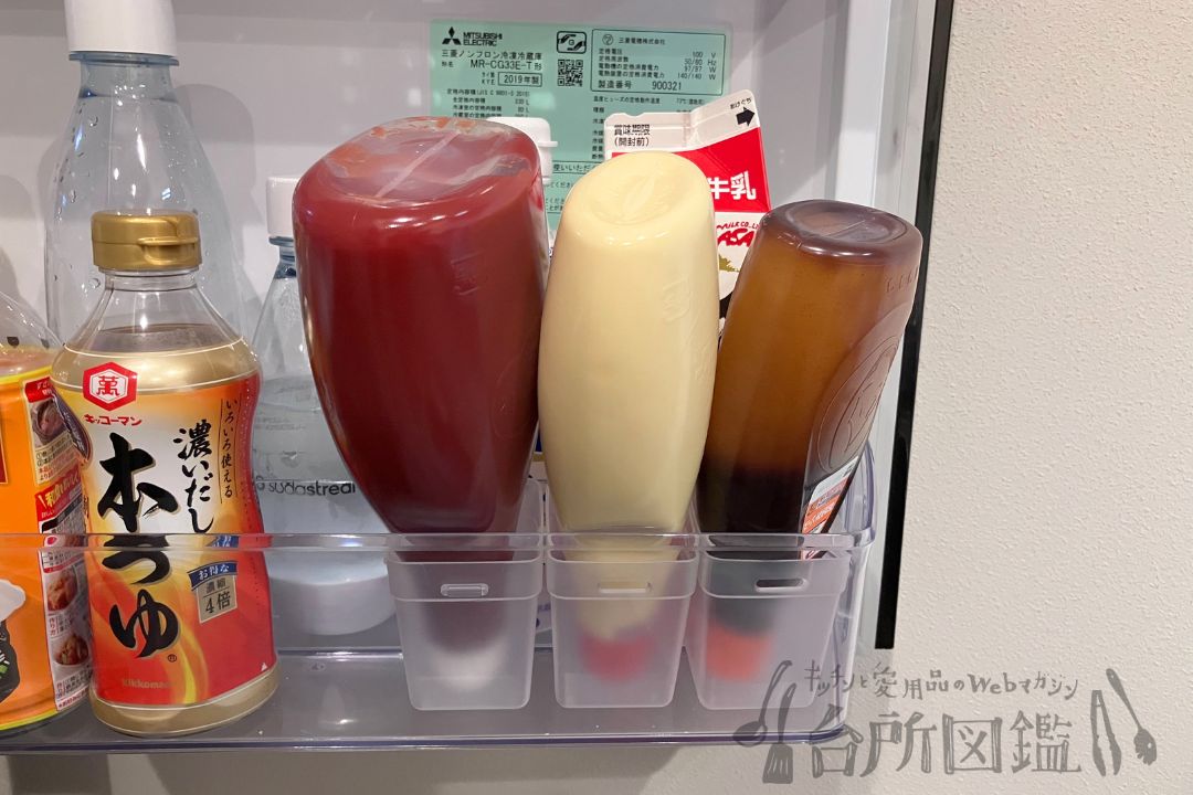 くつした整理カップSサイズにマヨネーズを入れてドアポケット正面から見た様子（収納グッズ）