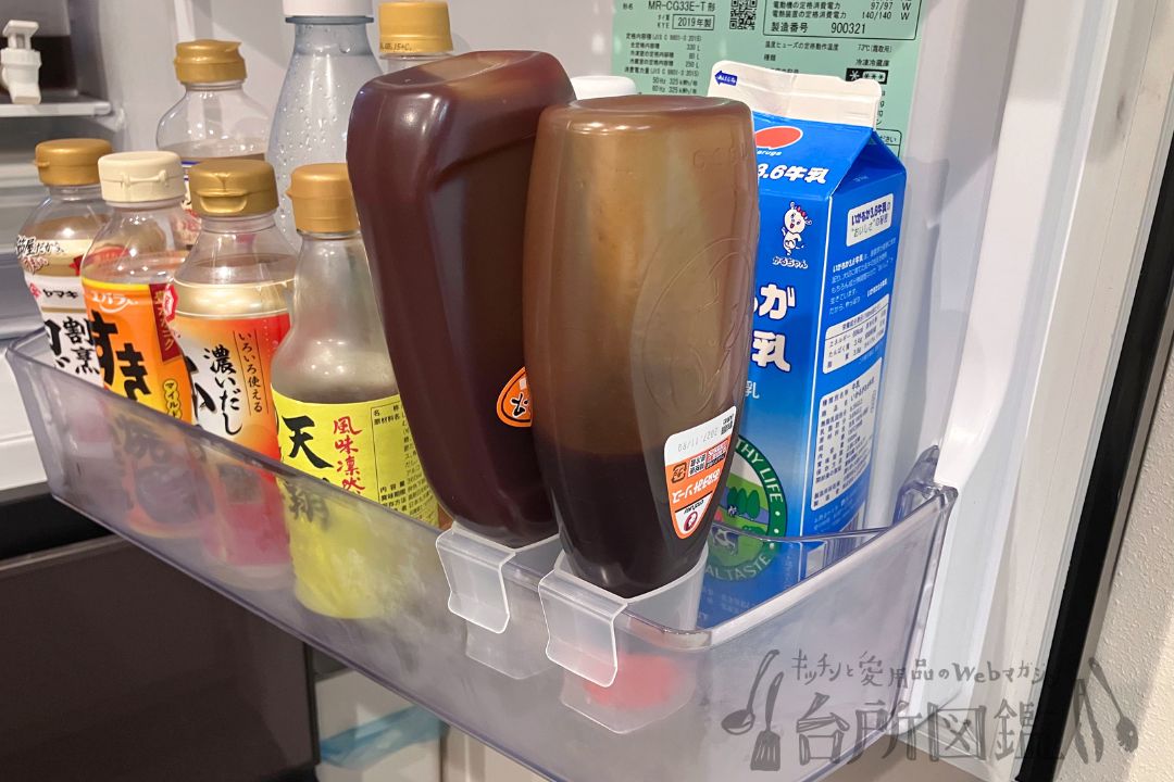 ダイソーのマヨケチャホルダーに2種のお好み焼きソースを入れた見た様子（冷蔵庫収納グッズ）