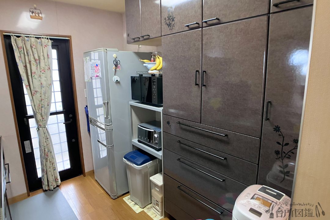 70代の家庭のキッチンの様子（背面収納）