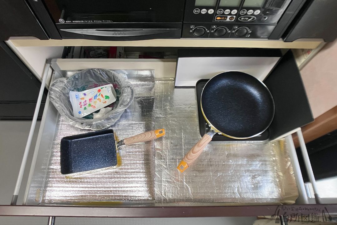 70代の家庭のキッチンの様子（コンロ下収納）