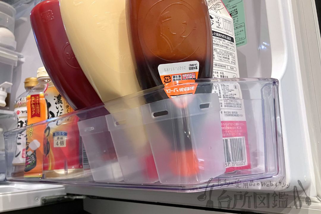 くつした整理カップSサイズにマヨネーズを入れてドアポケット下から見た様子（収納グッズ）