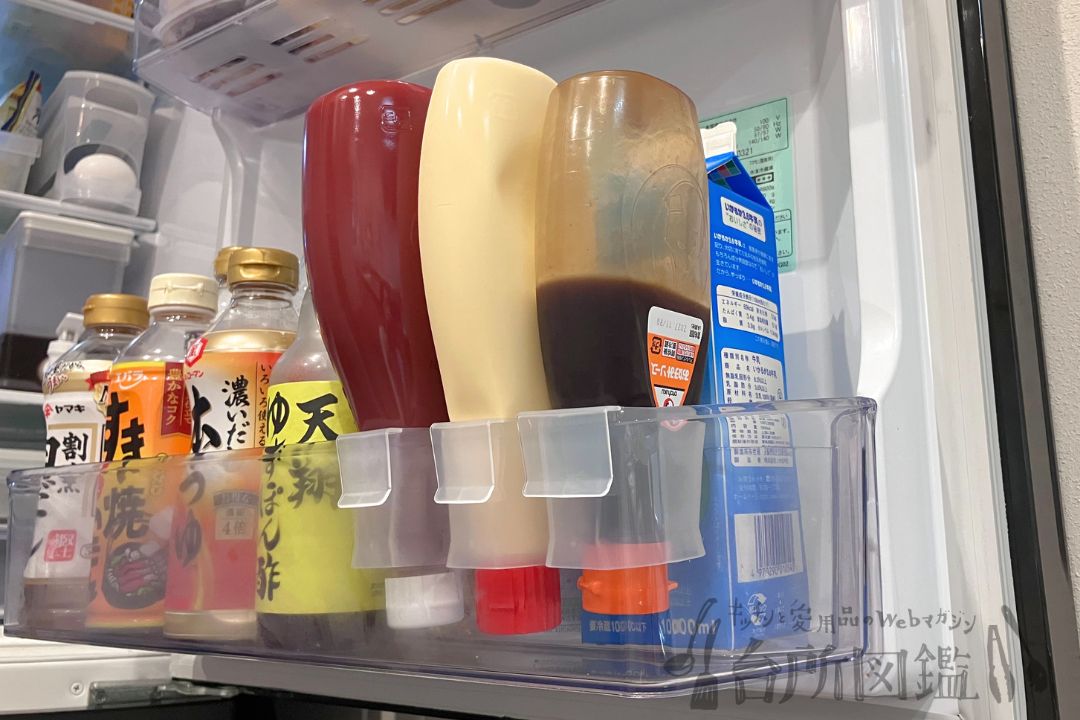 ダイソーのおこのみソースホルダーとマヨケチャホルダーを並べて使っている様子（冷蔵庫収納グッズ）