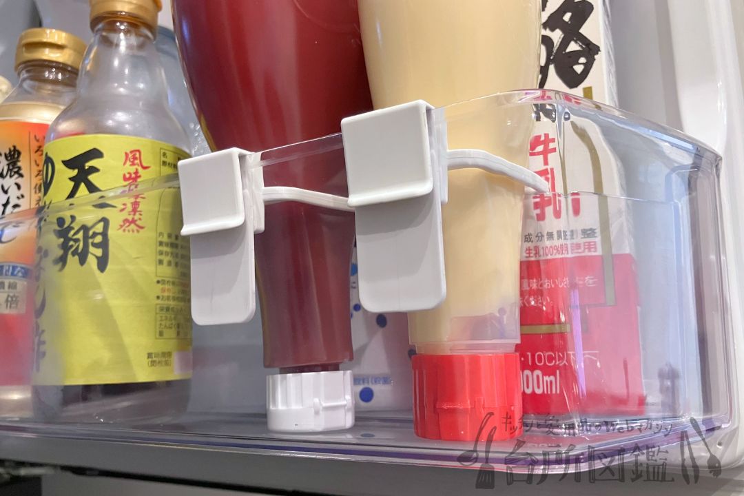 ダイソーの冷蔵庫ポケット仕切りを実際に冷蔵庫で使用して下から見た様子（冷蔵庫収納グッズ）