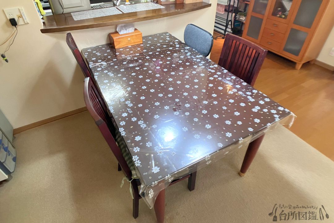 70代の家庭のダイニングテーブル