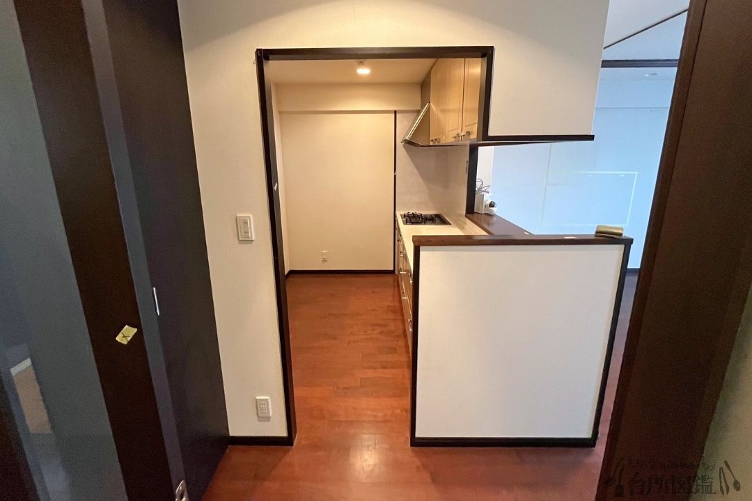 リノベーション前のキッチンを入口から見たようす