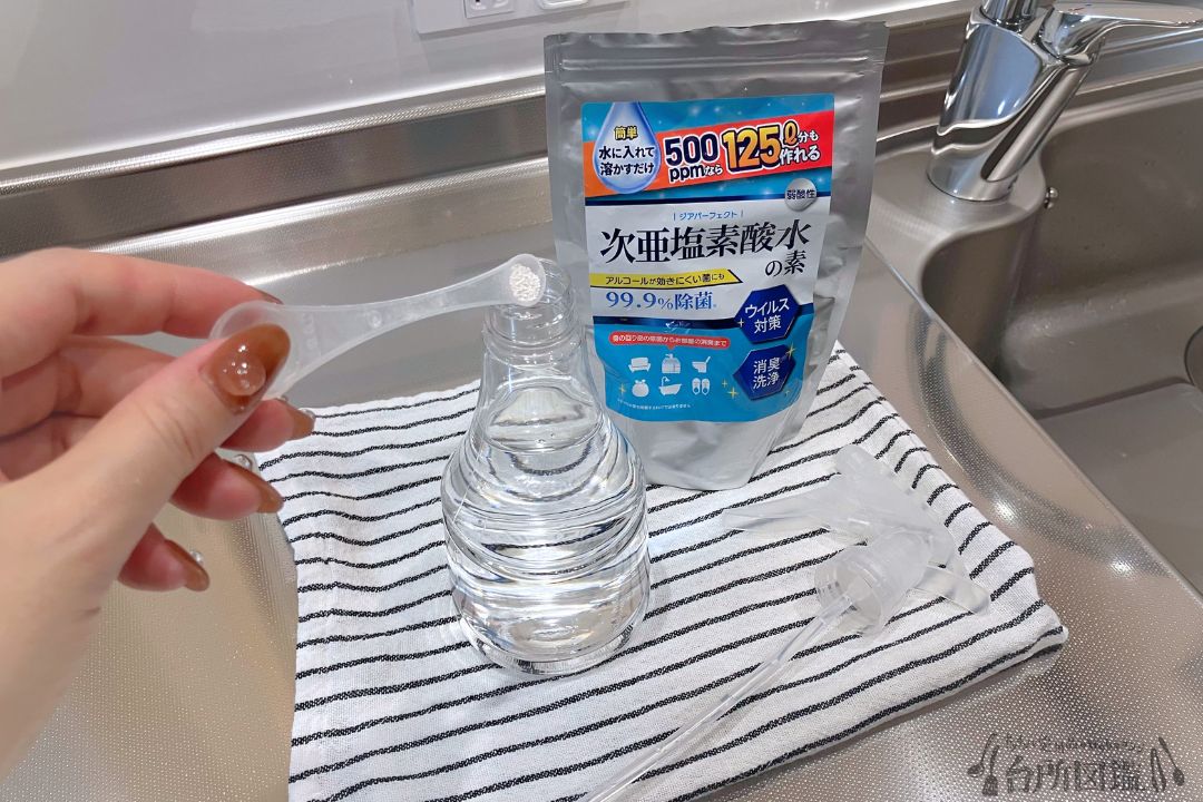 キッチンで次亜塩素酸水スプレーを作っているようす