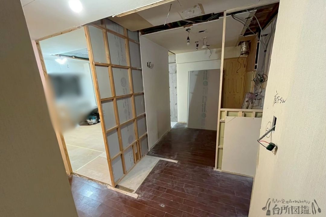リノベーション中のキッチンを入口から見たようす