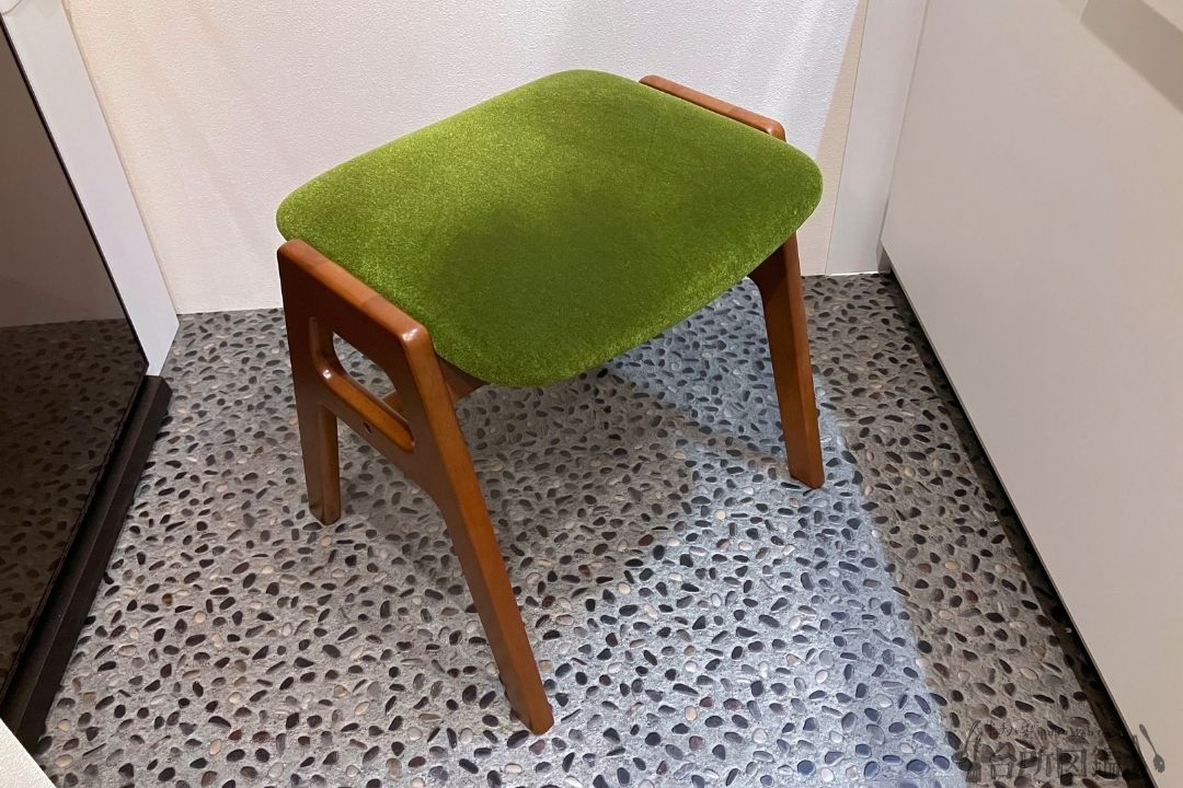 カリモク60のスタッキングスツール