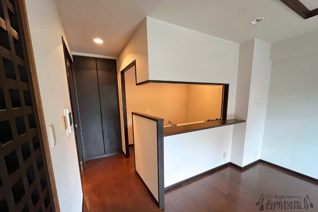 リノベーション前のリビングから見たキッチン