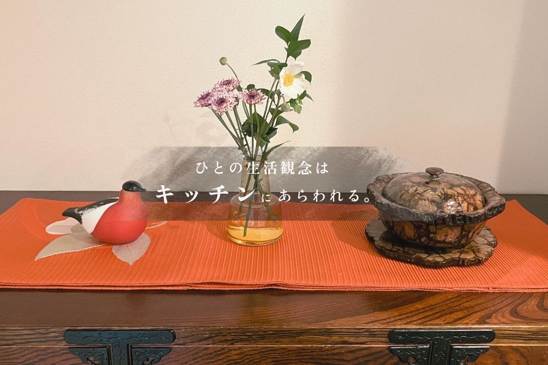 キッチンに置いた昭和箪笥の上の飾りつけ