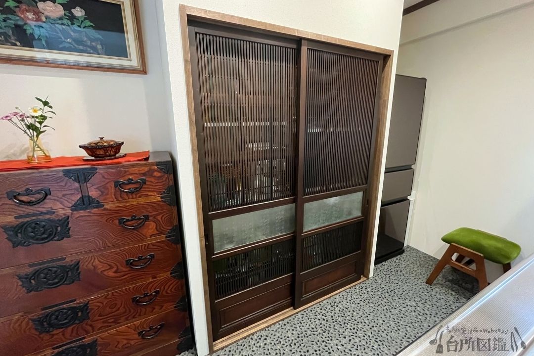キッチンの背面収納に採用した大阪格子戸のアンティーク建具