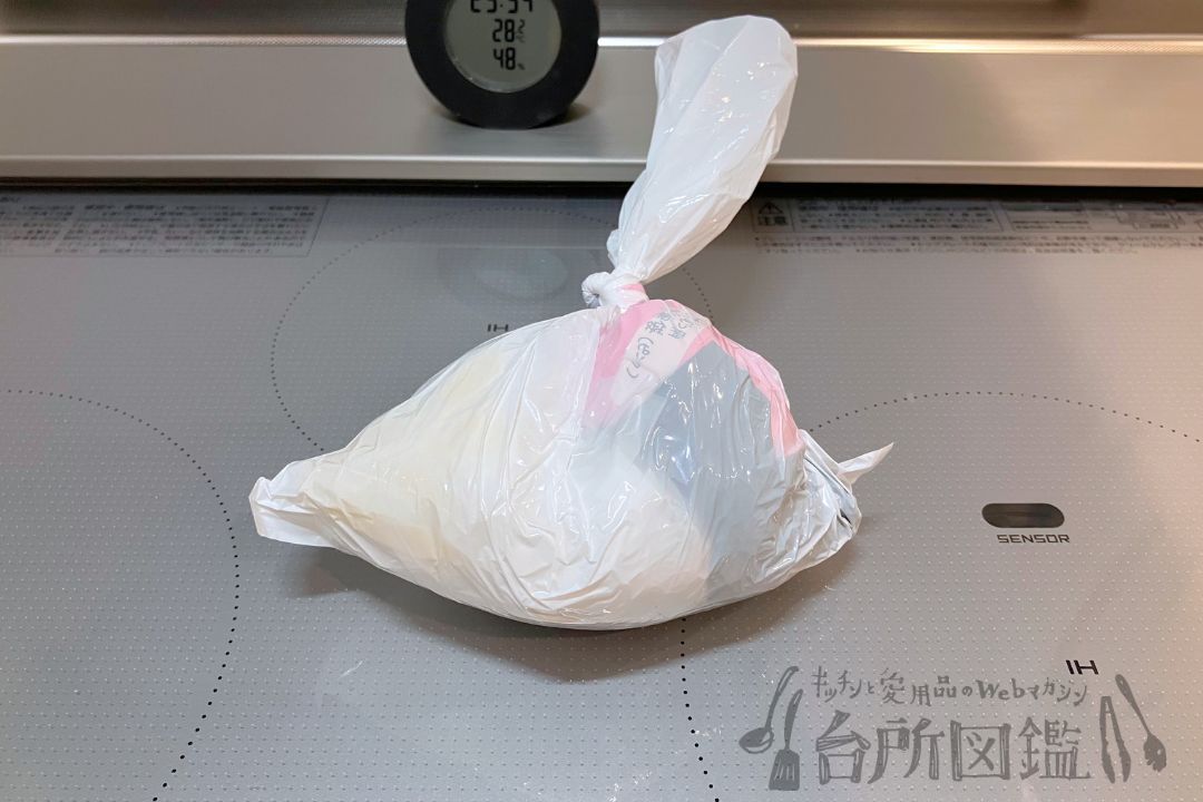BOSの防臭袋ににおいの強い食品を入れているようす