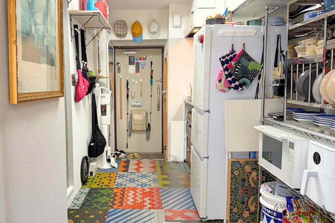 狭小住宅のキッチンから玄関までのようす